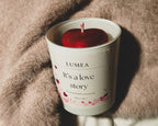 Vela de soja "It's a love story", com decoração de coração vermelho 